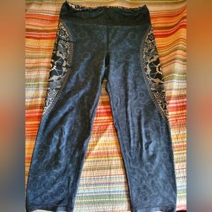 WOMEN'S BLACK LACE CAPRIS